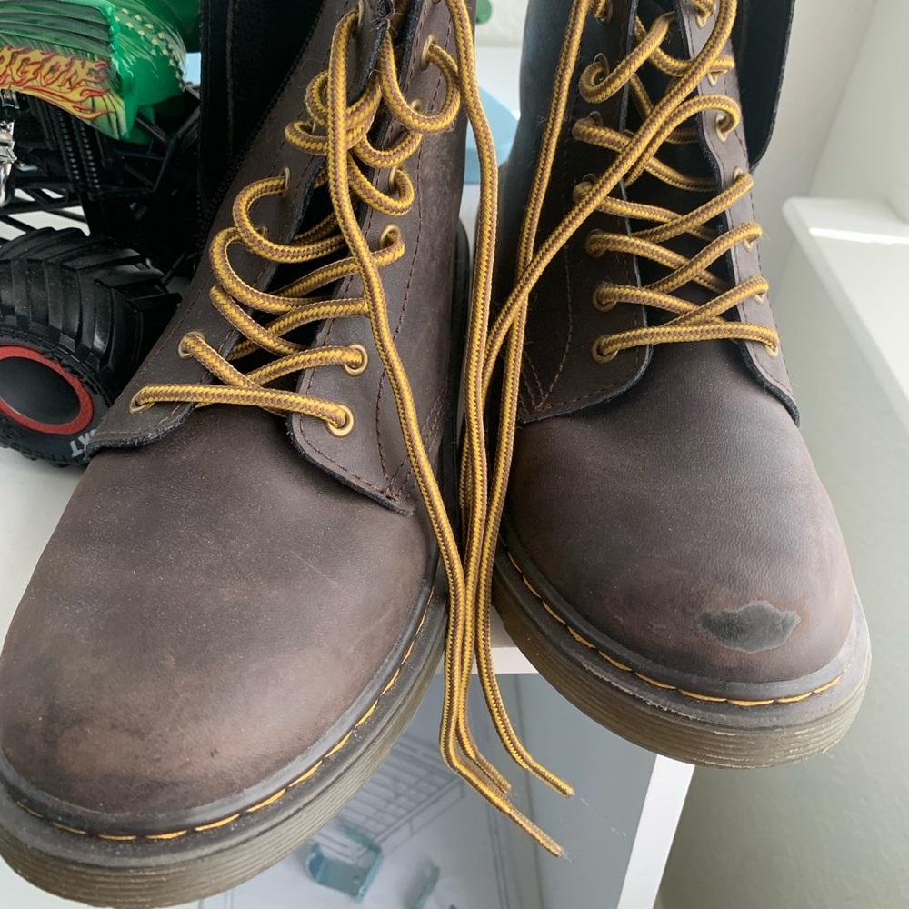 Youth size 2. Dr. Marten’s brown leather good condition see pics